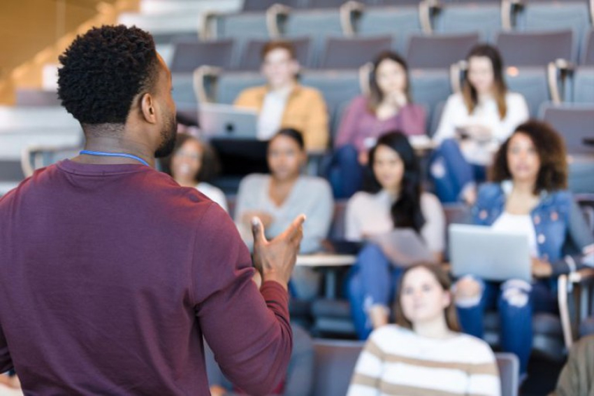 FRAUDE EDUCACIONAL SOB INVESTIGAÇÃO: ESTUDANTE DENUNCIA ESQUEMA EM CURSO DE PÓS-GRADUAÇÃO